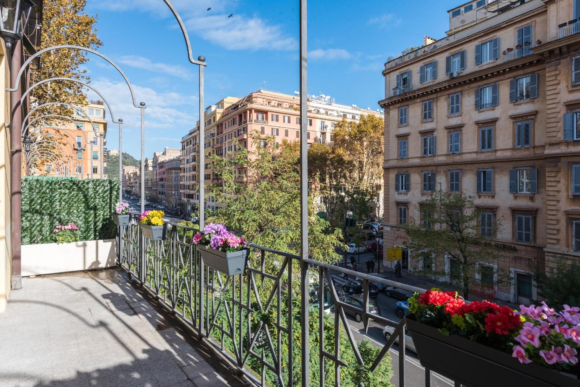 Vatican Home With Balcony ローマ エクステリア 写真